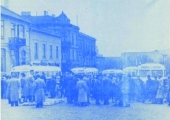 Uroczystość uruchomienia komunikacji miejskiej w Piotrkowie Trybunalskim, pl. Kościuszki, 1 maja 1956 r.